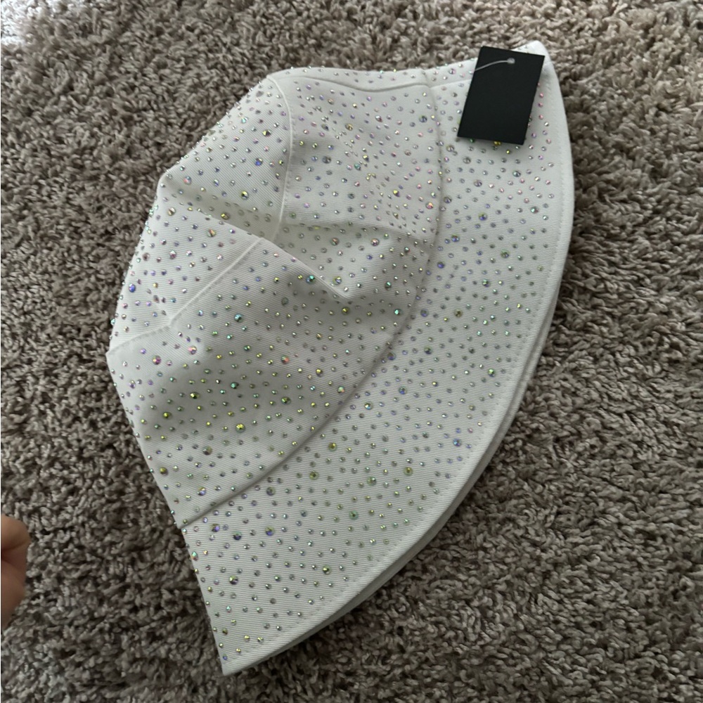 White / Elegant women's hat /illuma